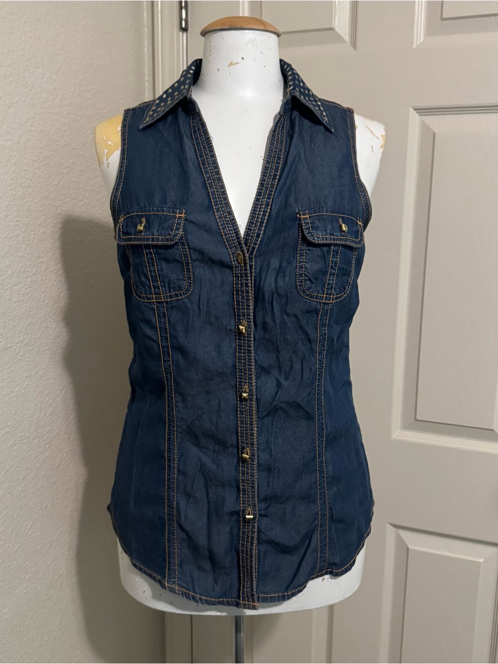 Cache Women’s Chambray  Button Front  Top Size Medium Studded Summer Classic